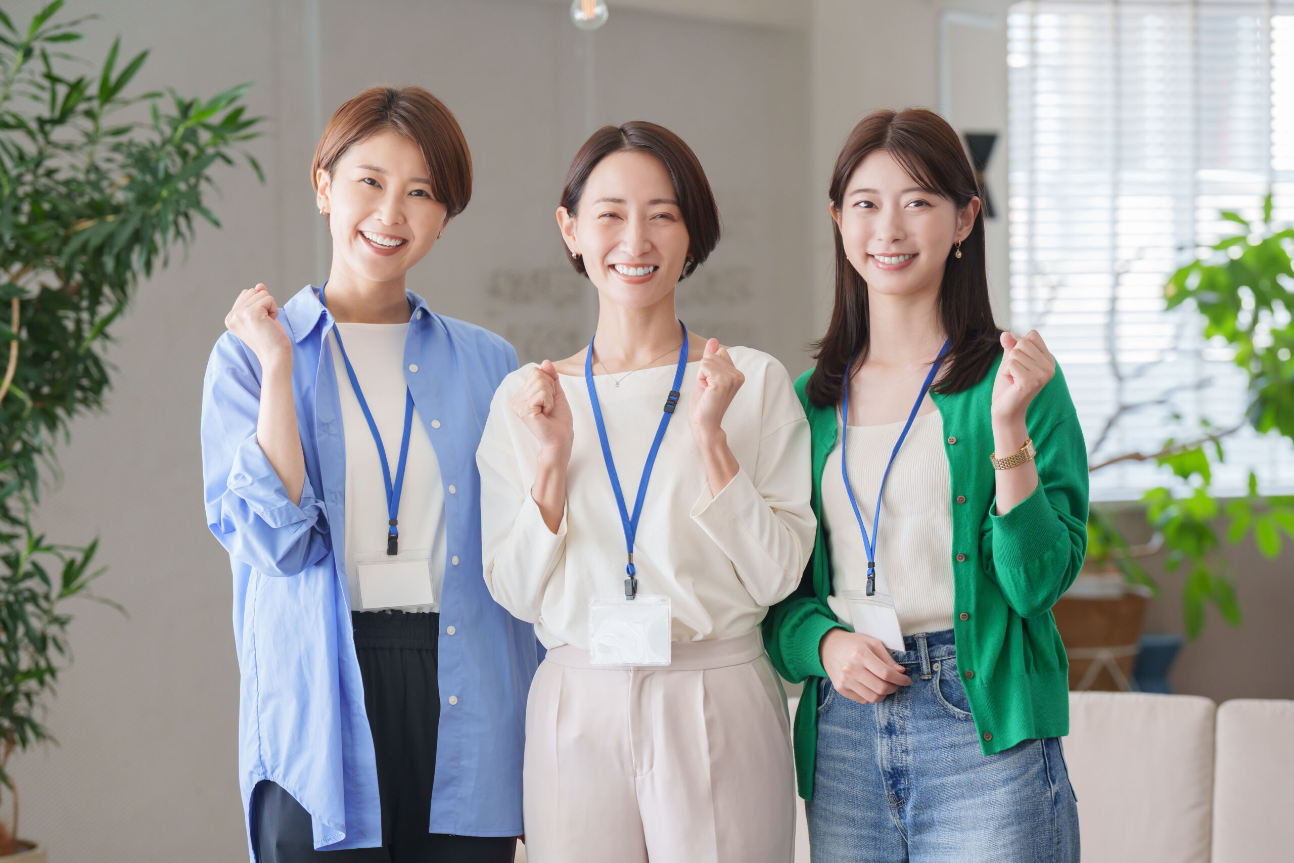 ガッツポーズする女性3人の画像