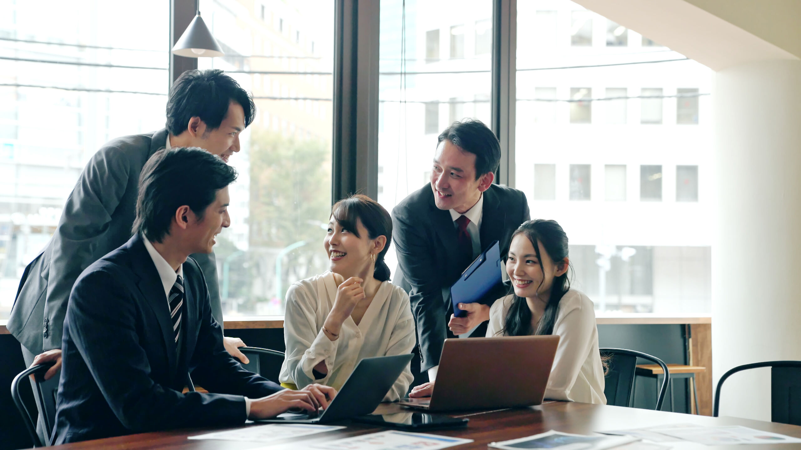 チームで協力して仕事をする社員たちの様子