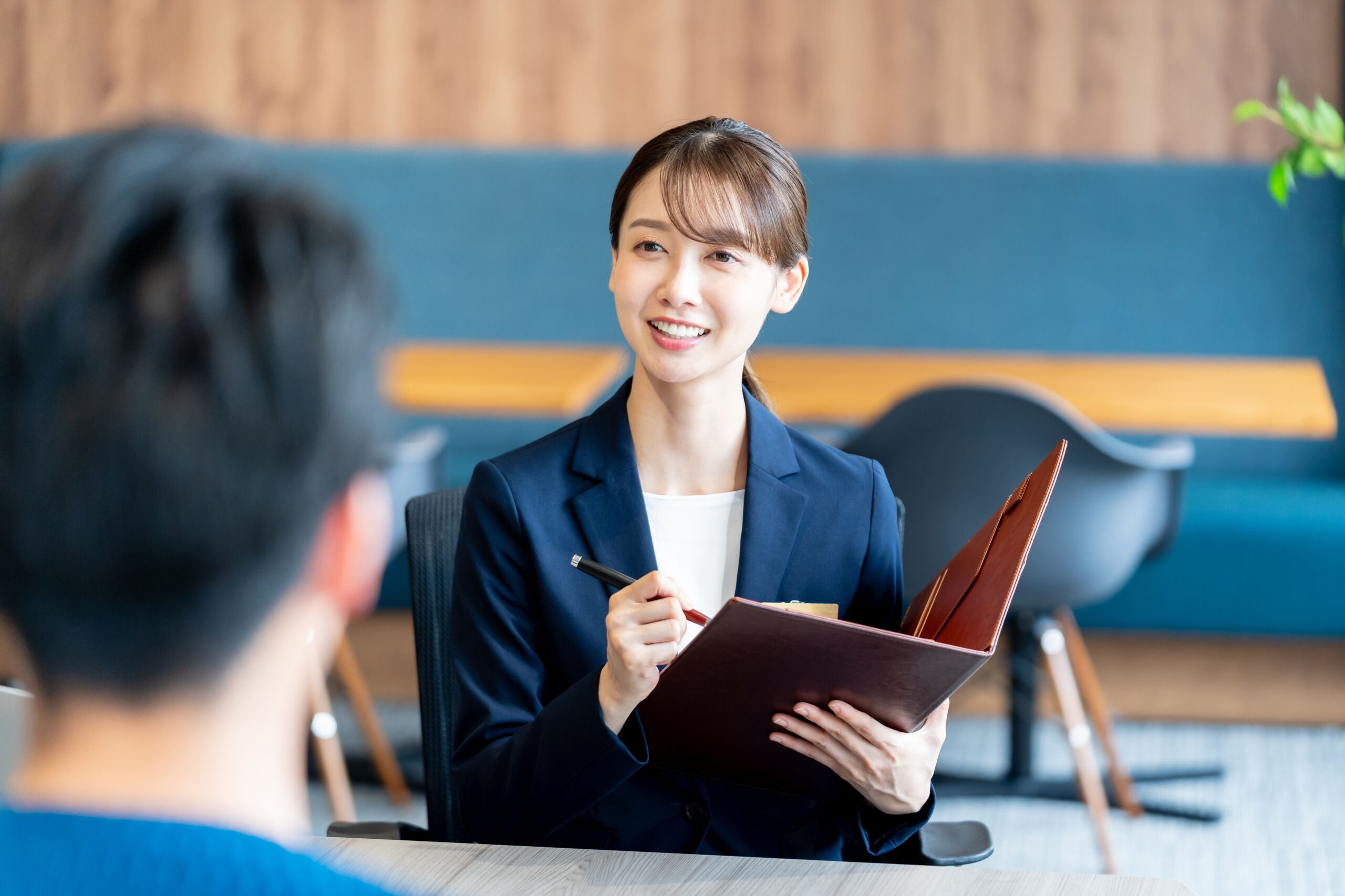 顧客へヒアリングをしている画像